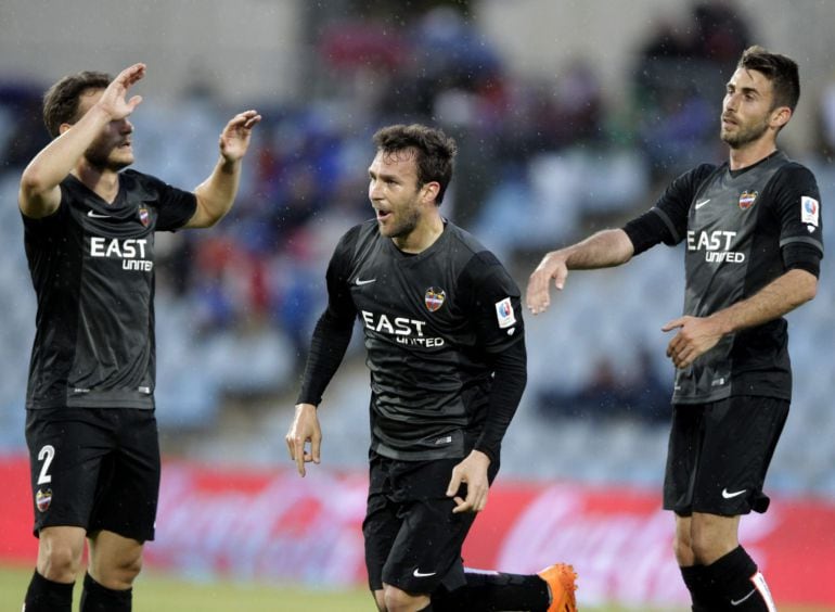 GRA438. GETAFE (MADRID). 25/04/2015.- El delantero del Levante Víctor Casadesús (c) celebra su gol con sus compañeros, durante el partido de la trigésimo tercera jornada de Liga que Getafe y Levante disputan esta tarde en el coliseum Alfonso Pérez, en Getafe. EFE/Víctor Lerena