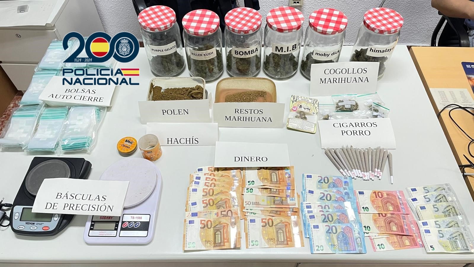 Alijo de drogas incautado, con dinero en efectivo