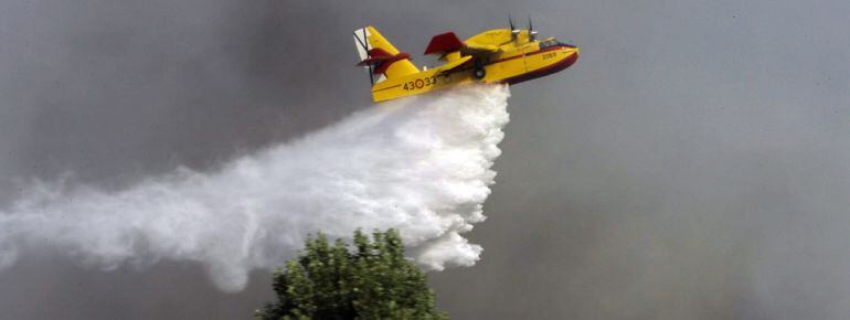 Un hidroavión trabaja en las labores de extinción del incendio forestal declarado este martes en Humanes (Guadalajara)