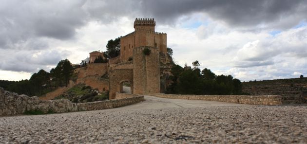 Alarcón conserva murallas, castillo, iglesias, palacios y casonas de gran valor monumental.