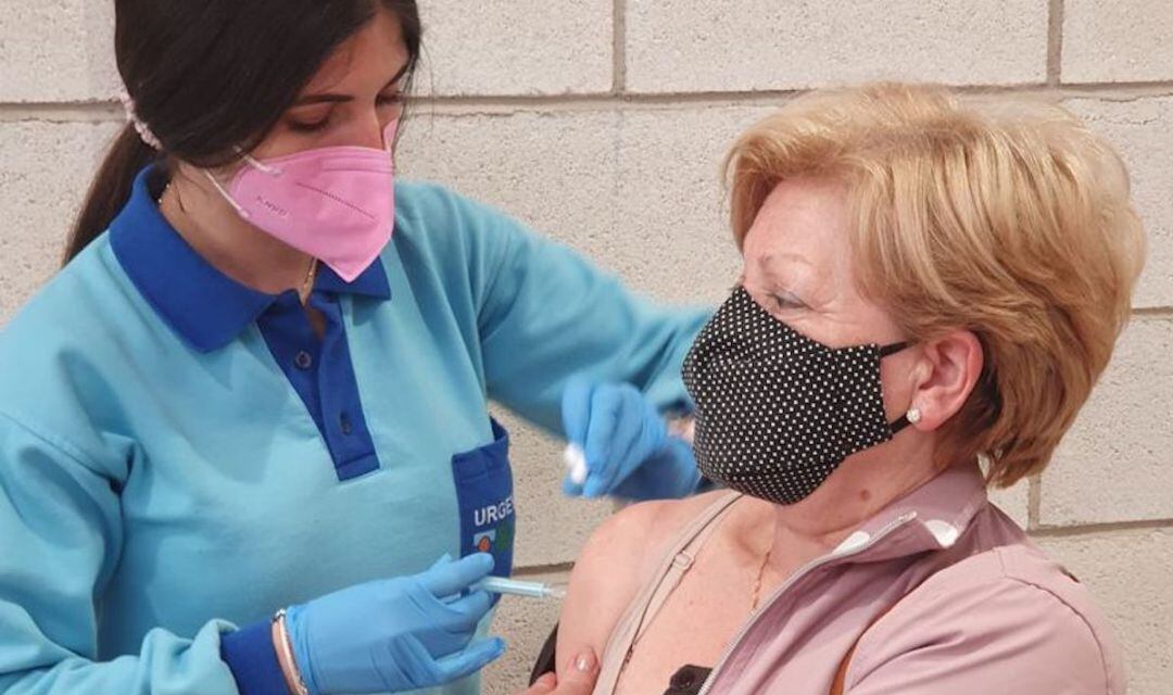 Una sanitaria vacuna a una mujer en Úbeda.