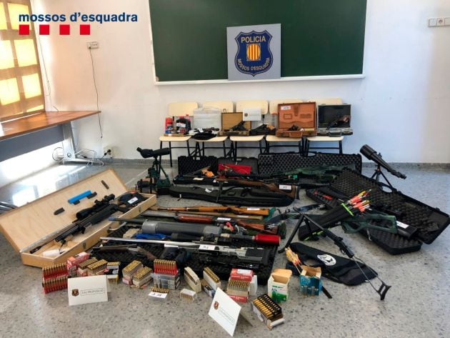 El arsenal que la policía se ha incautado de la casa del detenido