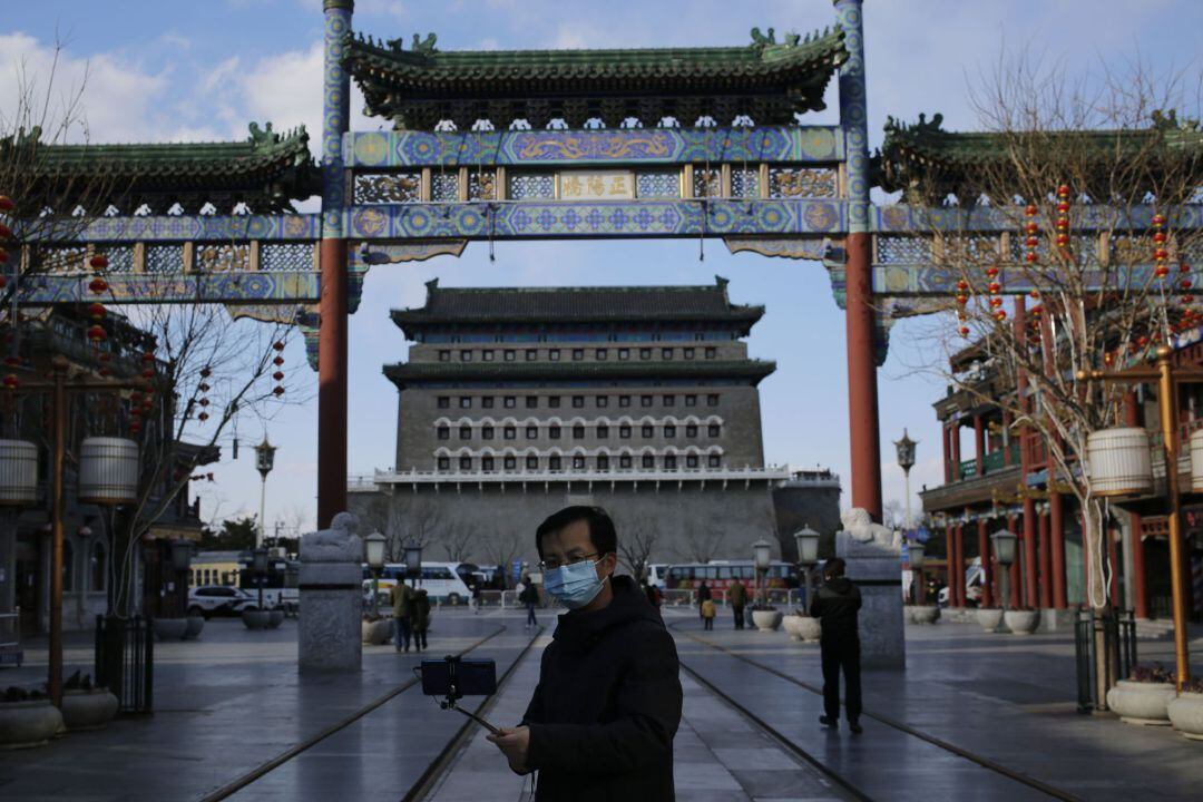 Un hombre se protege del coronavirus con una mascarilla en Beijing