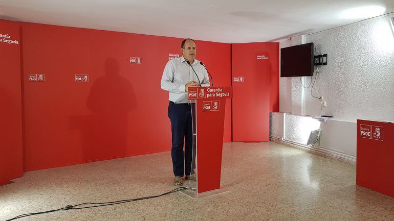 El secretario General del PSOE de Segovia, José Luis Aceves, en su comparecencia ante los medios hoy en la sede socialista