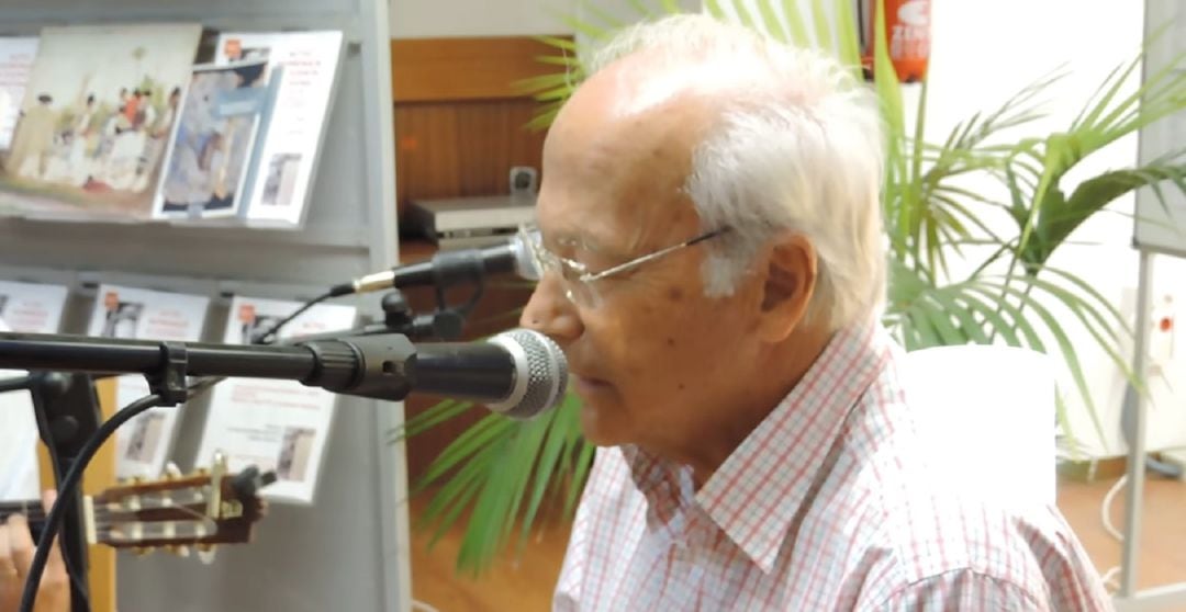 José María Galiana durante un recital en la Biblioteca del Río Segura en 2014