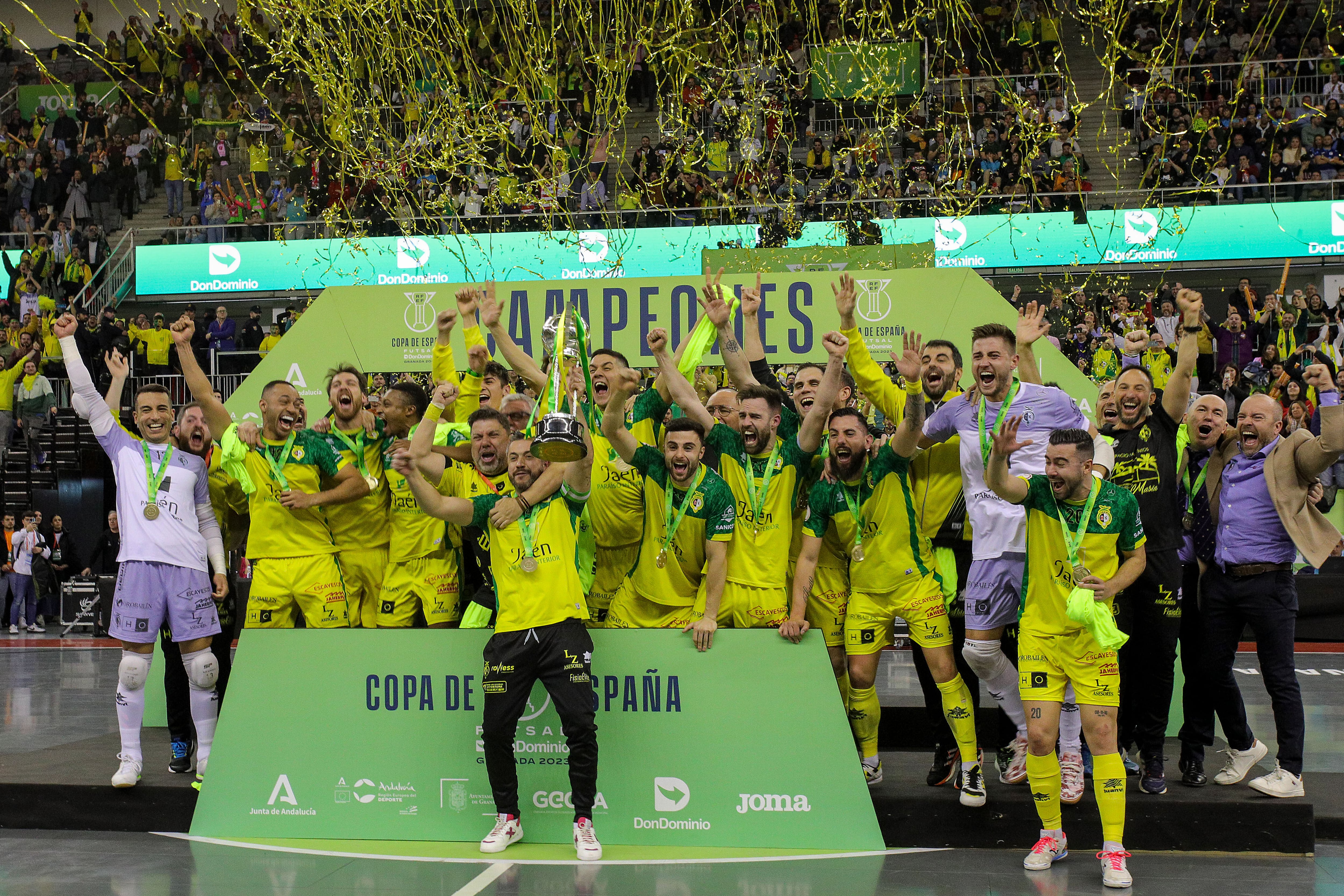 GRANADA, 12/02/2023.- Los jugadores del Jaén Paraíso Interior ganan la Copa de España de fútbol sala tras ganar al Movistar Inter este domingo en el Palacio de Deportes de Granada. EFE/ Pepe Torres
