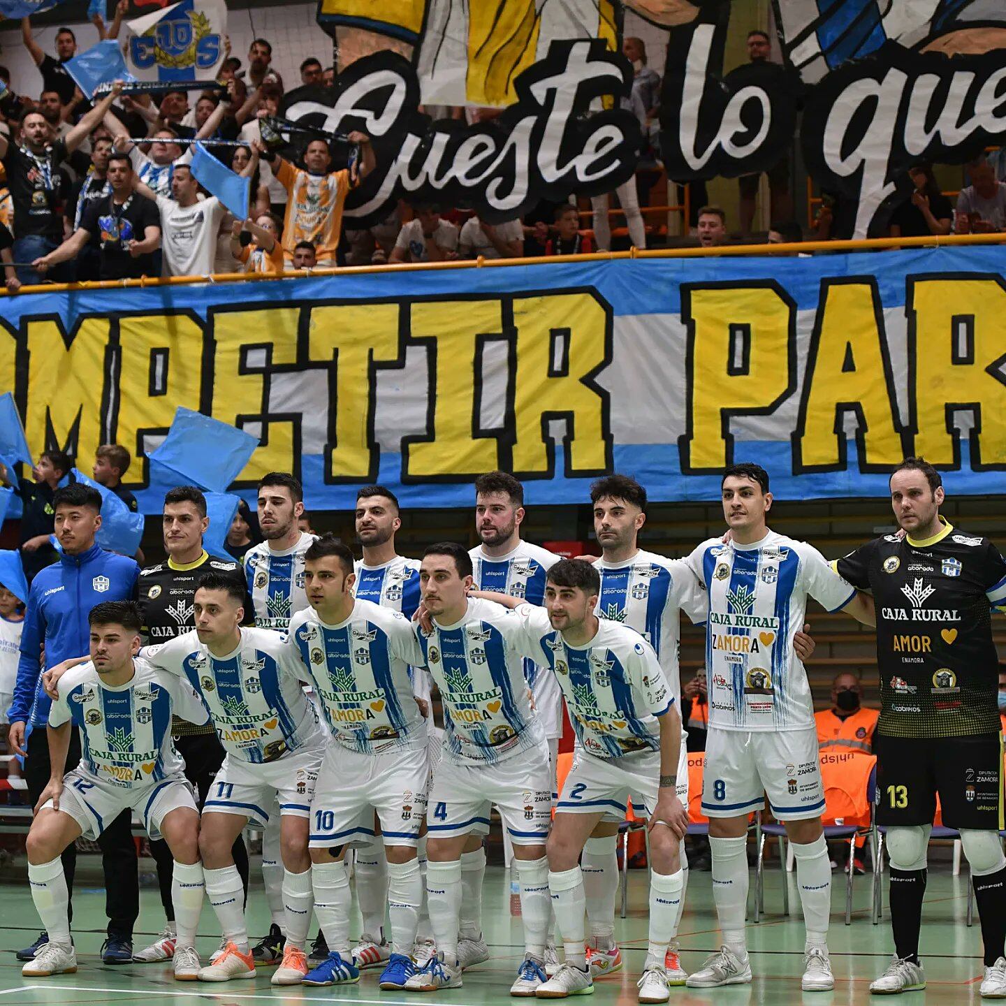El equipo posa antes del último partido de liga