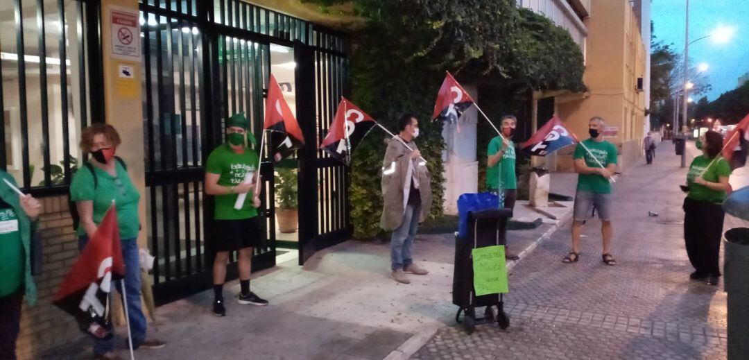 Imagen de esta mañana a las puertas del IES Bécquer de Sevilla