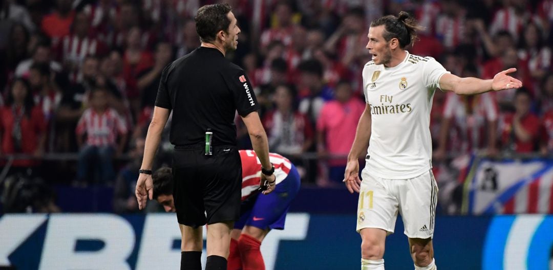 Gareth Bale protesta una acción arbitral durante el derbi ante el Atlético de Madrid