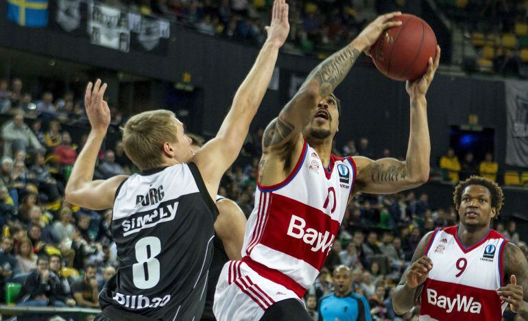 GRA527. BILBAO. 20/01/2016.- El base estadounidense del Bayern Múnich Justin Cobbs (d) lanza a canasta junto al sueco Tobias Borg (i), del Dominion Bilbao Basket, durante el partido correspondiente a la tercera jornada de Last 32 de la Eurocopa que se jue