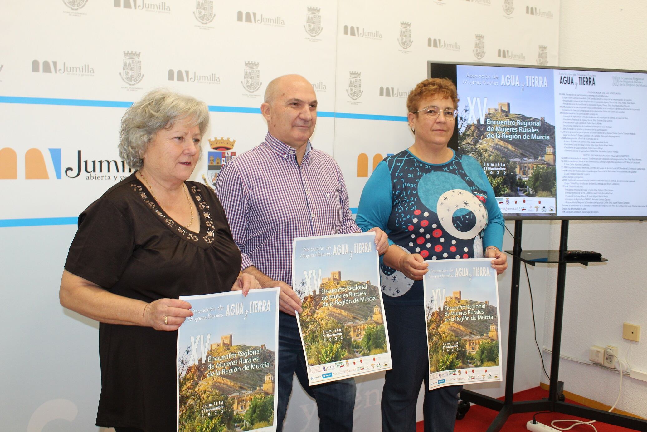 El concejal Juan Gil junto a la presidenta local y la responsable comarcal de la Asociación Agua y Tierra, Ana María Albert y Paqui Ruiz durante la presentación del evento