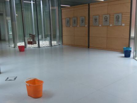 Junto a la exposición temporal de dibujos de Félix de la Vega se pueden ver los cubos que recogen el agua de gotera
