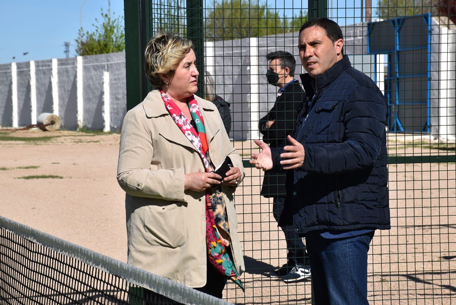 Presidente y alcaldesa en visita por el municipio conquense