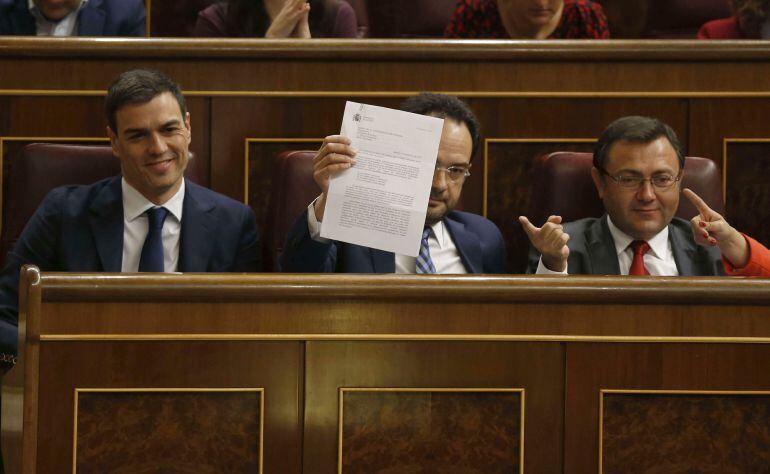 El secretario general del PSOE, Pedro Sánchez (i), tras su intervención en la sesión de control al Ejecutivo que celebra el Congreso, donde ha pregunado a Mariano Rajoy, sobre la crecida del Ebro, después de que el Gobierno rechazara que cambiara su pregu
