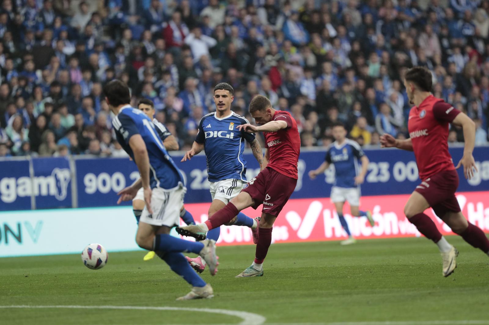 Un instant del partit entre el Real Oviedo i l&#039;FC Andorra en què els tricolors van caure per 3-0 consumant el descens a Primera RFEF.