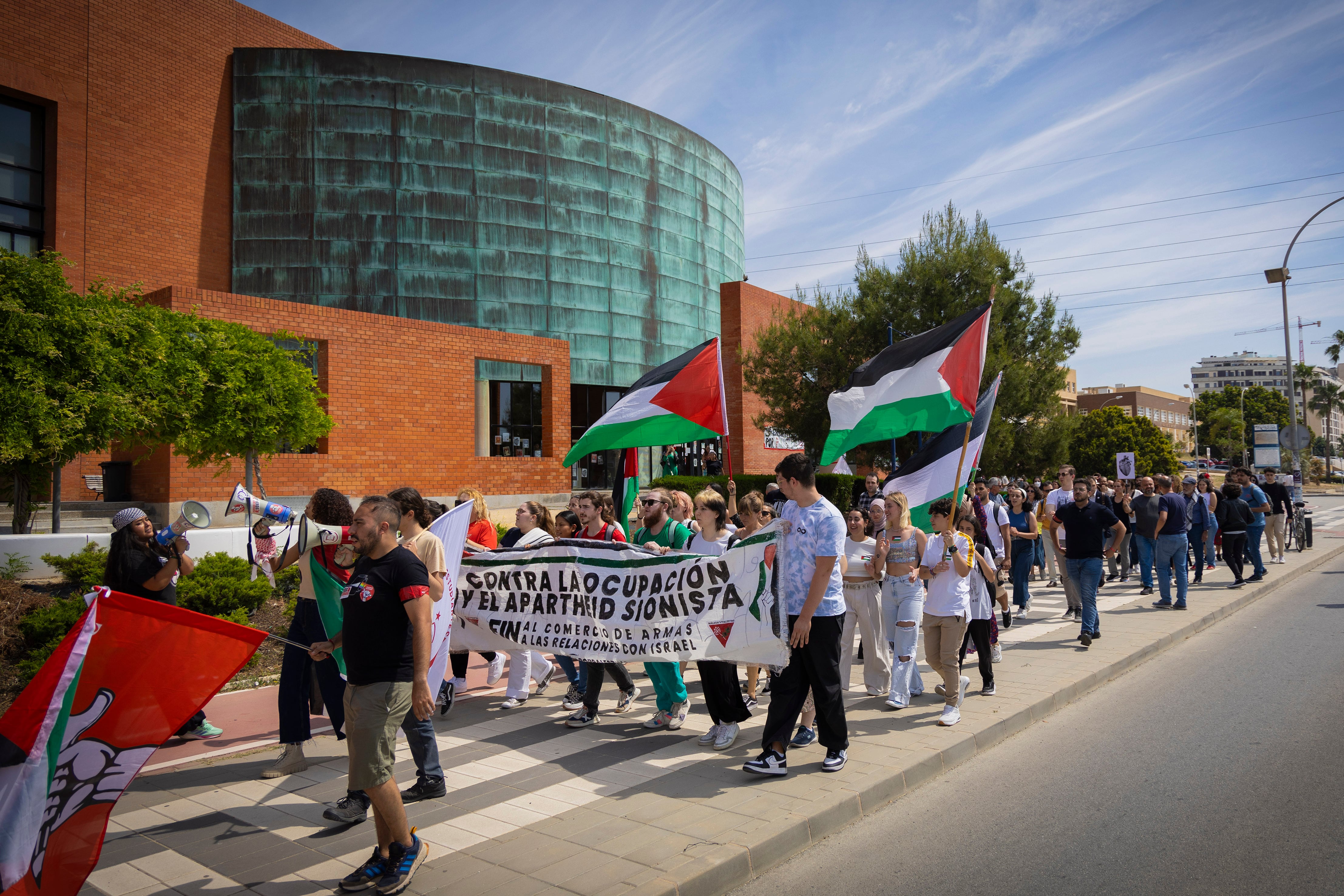 MÁLAGA, 13/05/2024.- Los estudiantes que mantienen un encierro indefinido desde el pasado jueves en la Biblioteca General de la Universidad de Málaga (UMA) se han concentrado este lunes y han leído un manifiesto en el que exigen que esta institución rompa los convenios que mantiene vigentes con universidades y entidades que &quot;apoyan el genocidio israelí contra el pueblo palestino&quot;. EFE/Álvaro Cabrera
