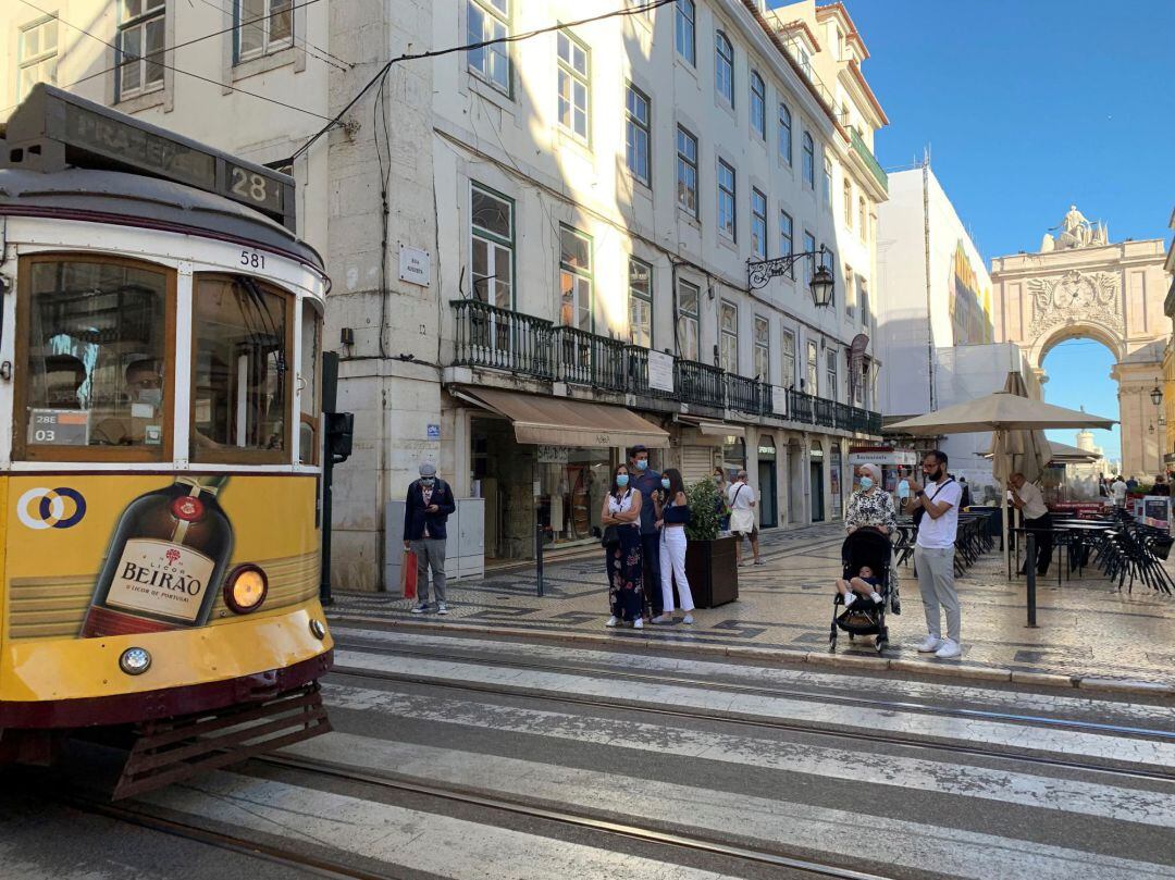 Un tranvía a su paso por el barrio de la Baixa, en Lisboa (Portugal), este sábado, en el que transcurre sin incidencias el toque de queda impuesto durante la pasada noche entre las 23 y las 05 horas, mientras el número de contagios de covid continúa al alza en todo el país.