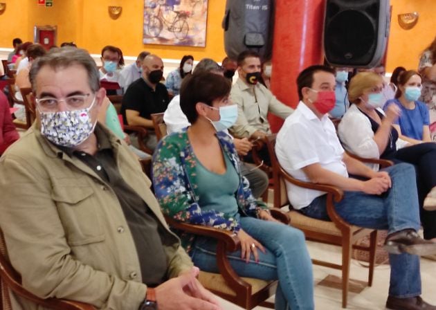 Isabel Rodríguez, junto al consejero de Sanidad, Jesús Fernández y el consejero de Agricultura, Francisco Martínez Arroyo en el comité provincial del PSOE en Ciudad Real.