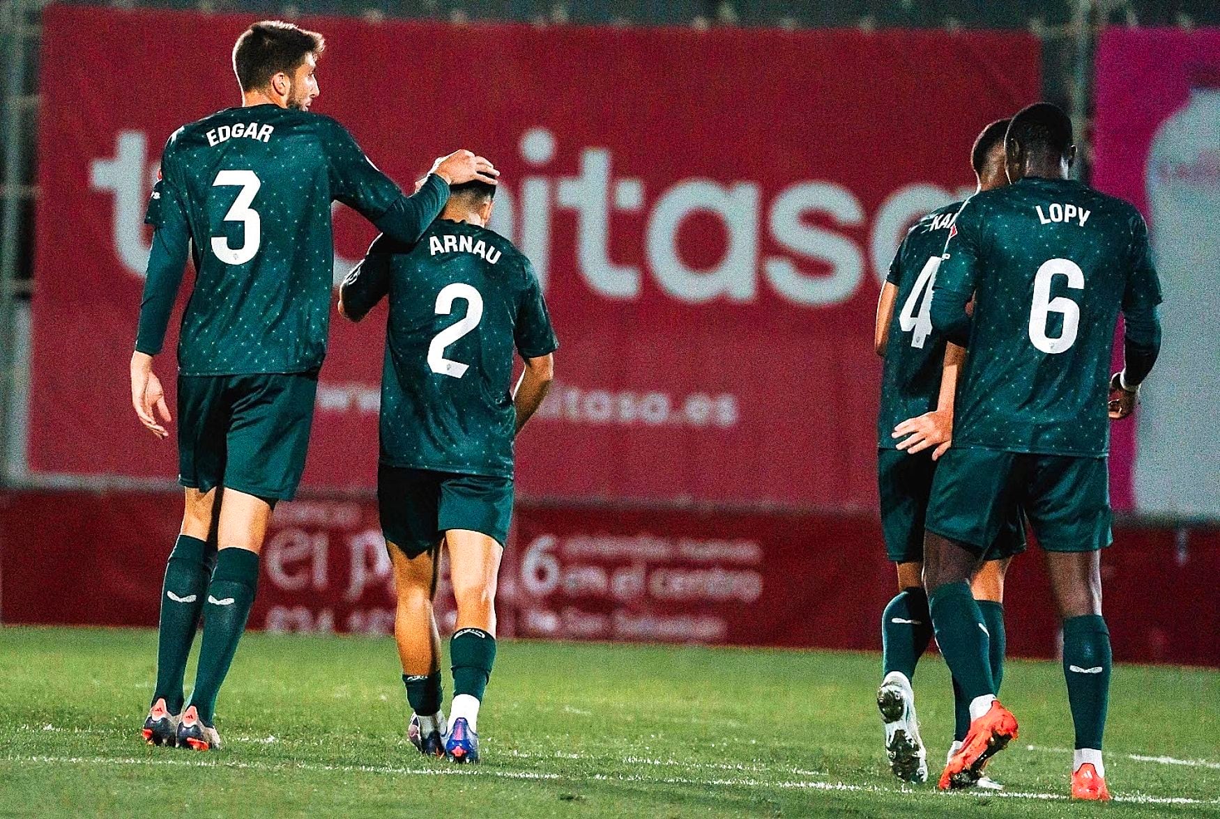 Edgar felicita a Arnau Puigmal que estuvo inmenso en San Sebastián de los Reyes.