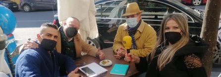 De izquierda a derecha: Los compadres &quot;El Garrido&quot; y &quot;El Rubio&quot; junto a la &quot;Moni de Huelva&quot; (todos vecinos del barrio de Isla Chica) y Ana Gil, periodista de la SER