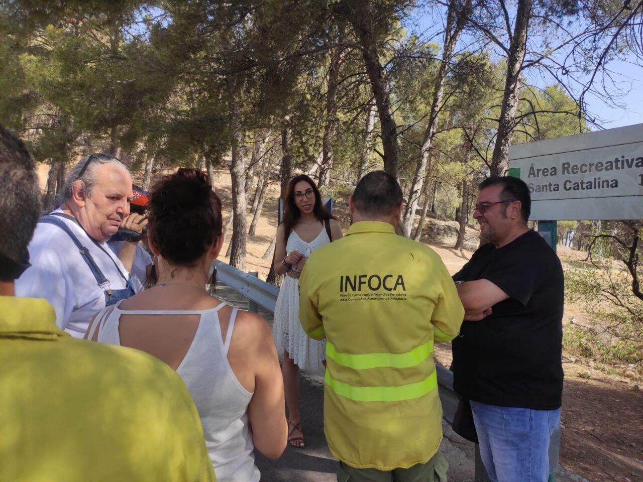 Componentes de la candidatura de Sumar en Jaén reunidos con bomberos forestales del Infoca en Jaén