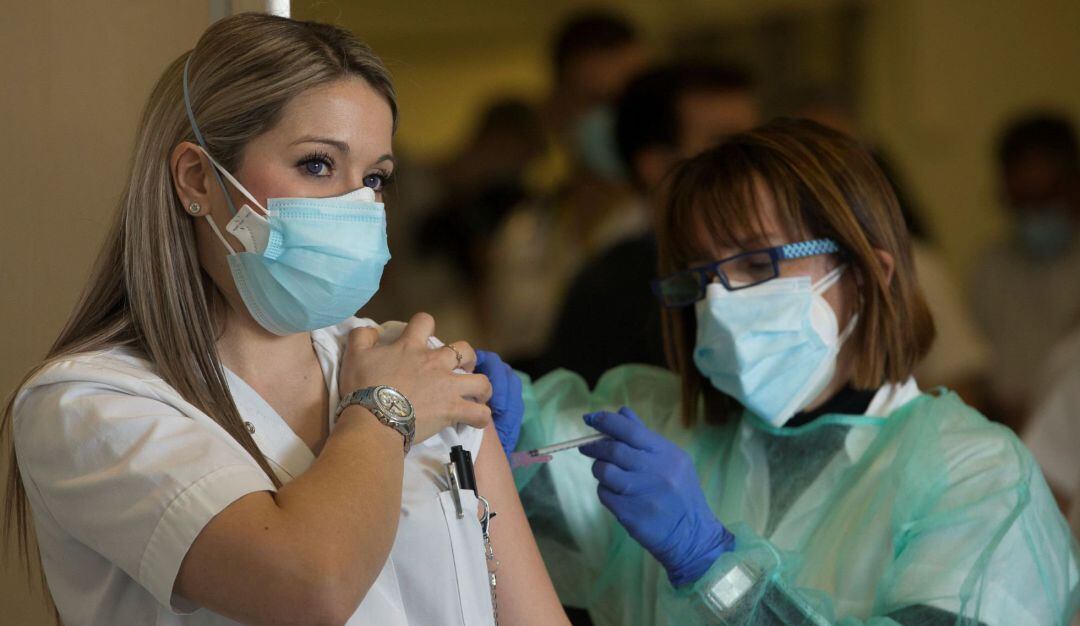 Personal sanitario del Hospital de Sant Pau de Barcelona recibe la vacuna contra la COVID-19