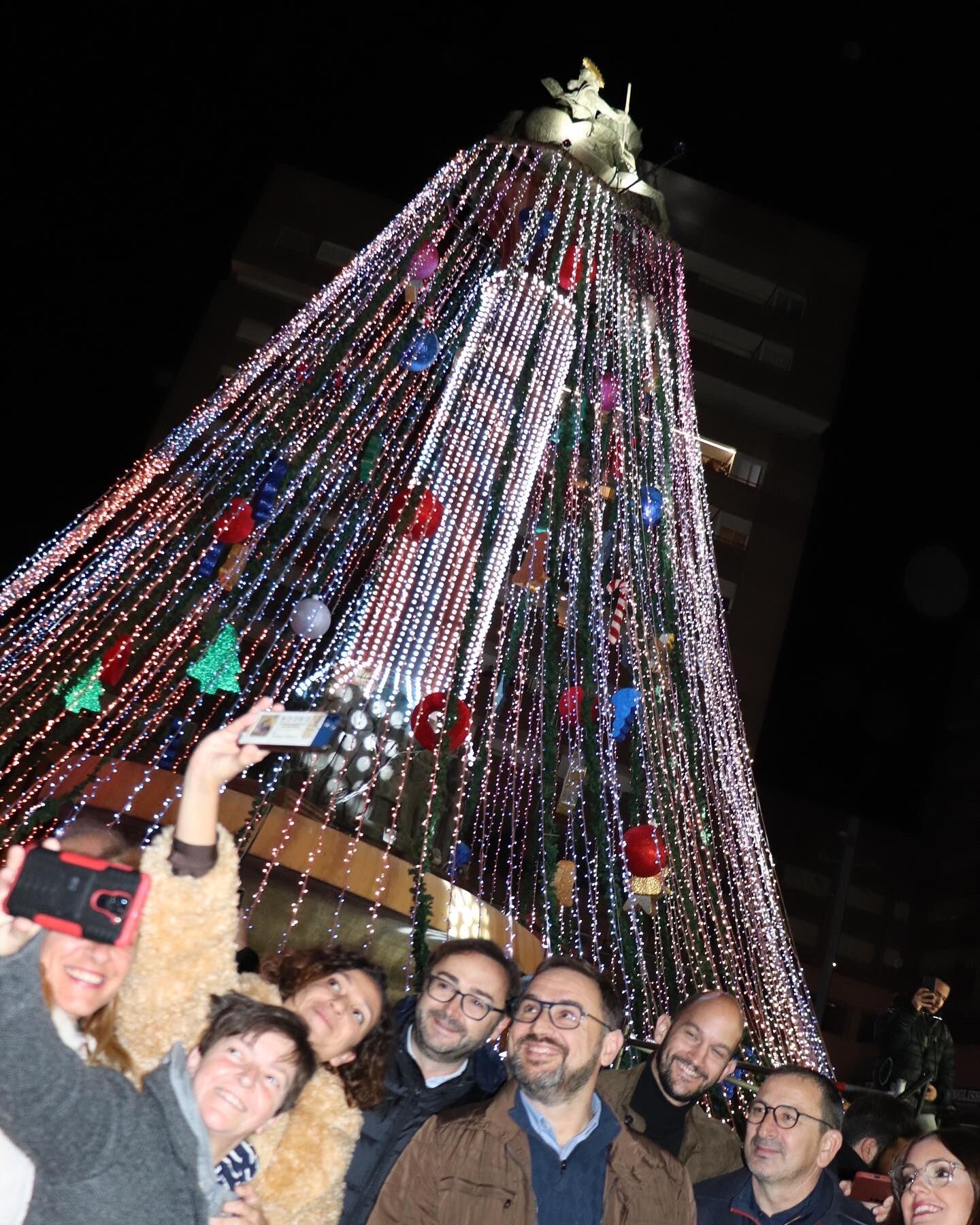 El equipo de gobierno del Ayuntamiento de Lorca posa junto al árbol de Navidad