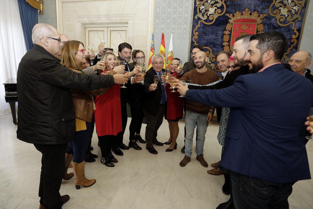 Brindis navideño de toda la Corporación Muncipal en el Salón Azul