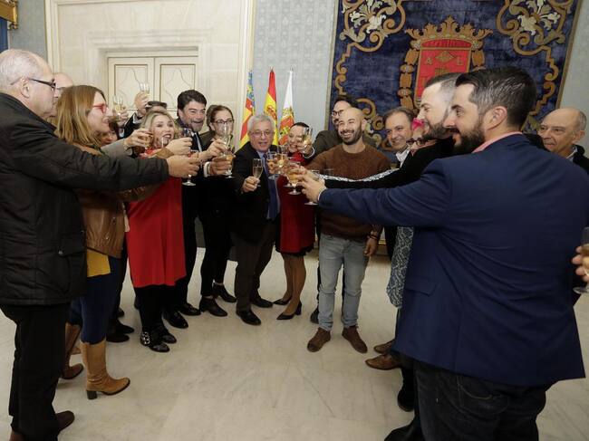 Brindis navideño de toda la Corporación Muncipal en el Salón Azul