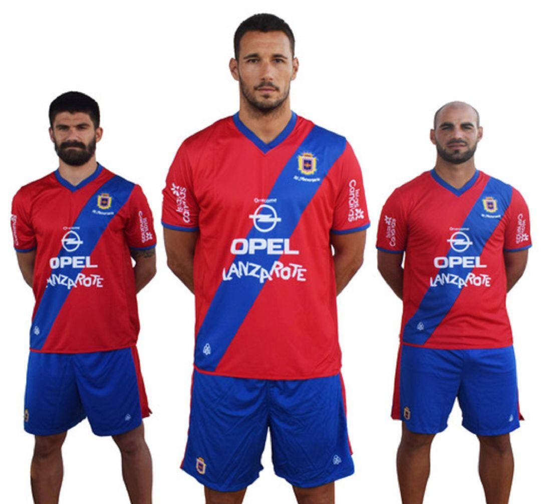 Las nuevas camisetas de la primera equipación de la UD Lanzarote.