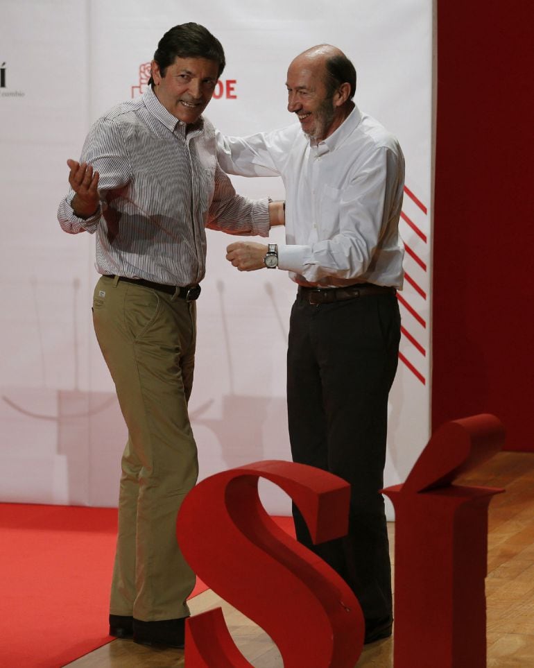 El presidente del Principado y secretario general de los socialistas asturianos, Javier Fernández (i), y el ex secretario general del PSOE, Alfredo Pérez Rubalcaba (d)