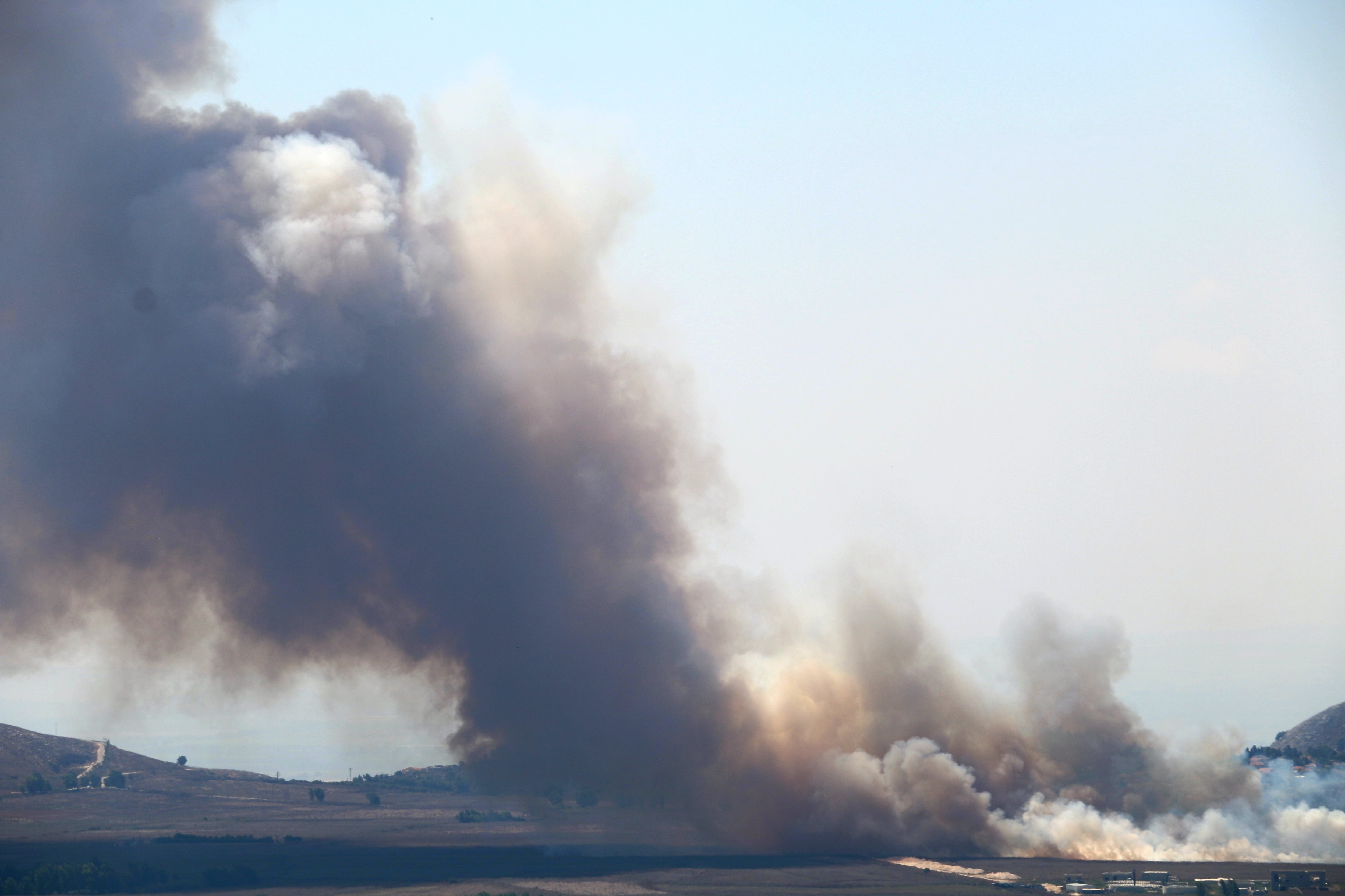 Humo tras un bombardeo en Baalbek