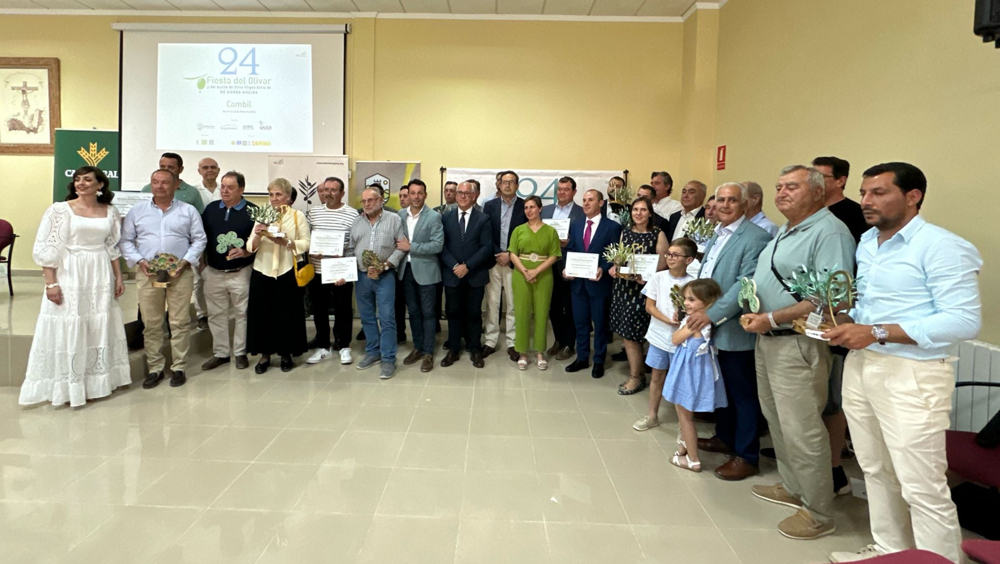 Foto de familia con premiados, reconocidos, autoridades en la Fiesta del Olivar de Sierra Mágina