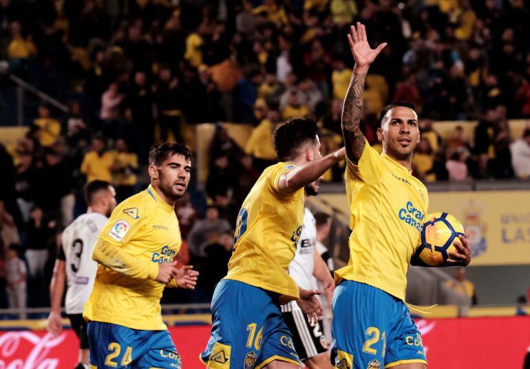 GRAF3768. LAS PALMAS DE GRAN CANARIA, El centrocampista de la UD Las Palmas, Jonathan Viera (d), celebra el primer gol del equipo canario durante el partido de la jornada 20 de la Liga Santander que disputan frente al Valencia en el estadio de Gran Canari