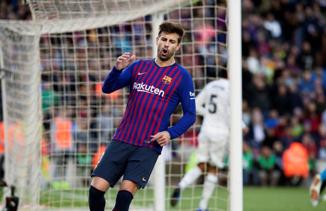 Piqué se lamenta tras una acción del partido