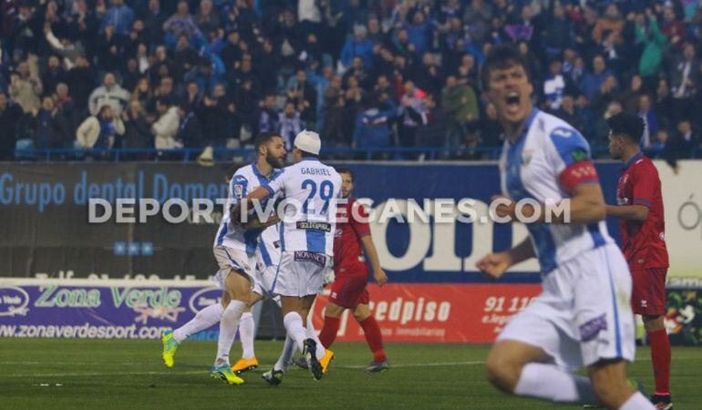 Los jugadores del C.D. Leganés celebran el empate a uno logrado por Timor.