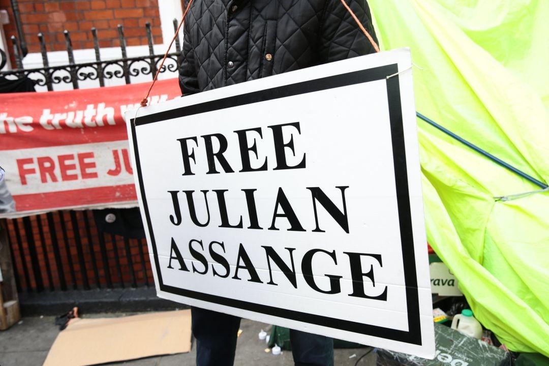  Uno de los carteles que durante estos años han rodeado la embajada de  ecuador en Londres pidiendo la liberacion de Julian Assange 