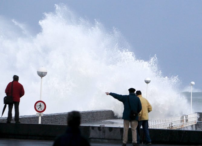 El oleaje golpea con fuerza el espigón de la playa de la Zurriola de la capital donostiarra, donde se han visto olas de hasta 7 metros de altura. (EFE/Juan Herrero)