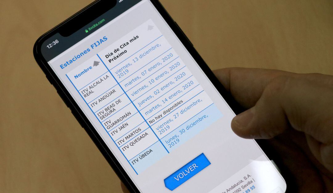 La pantalla de un móvil muestra las fechas que dan las diferentes ITV de la provincia.