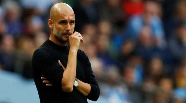 Guardiola dirige a su equipo desde la banda