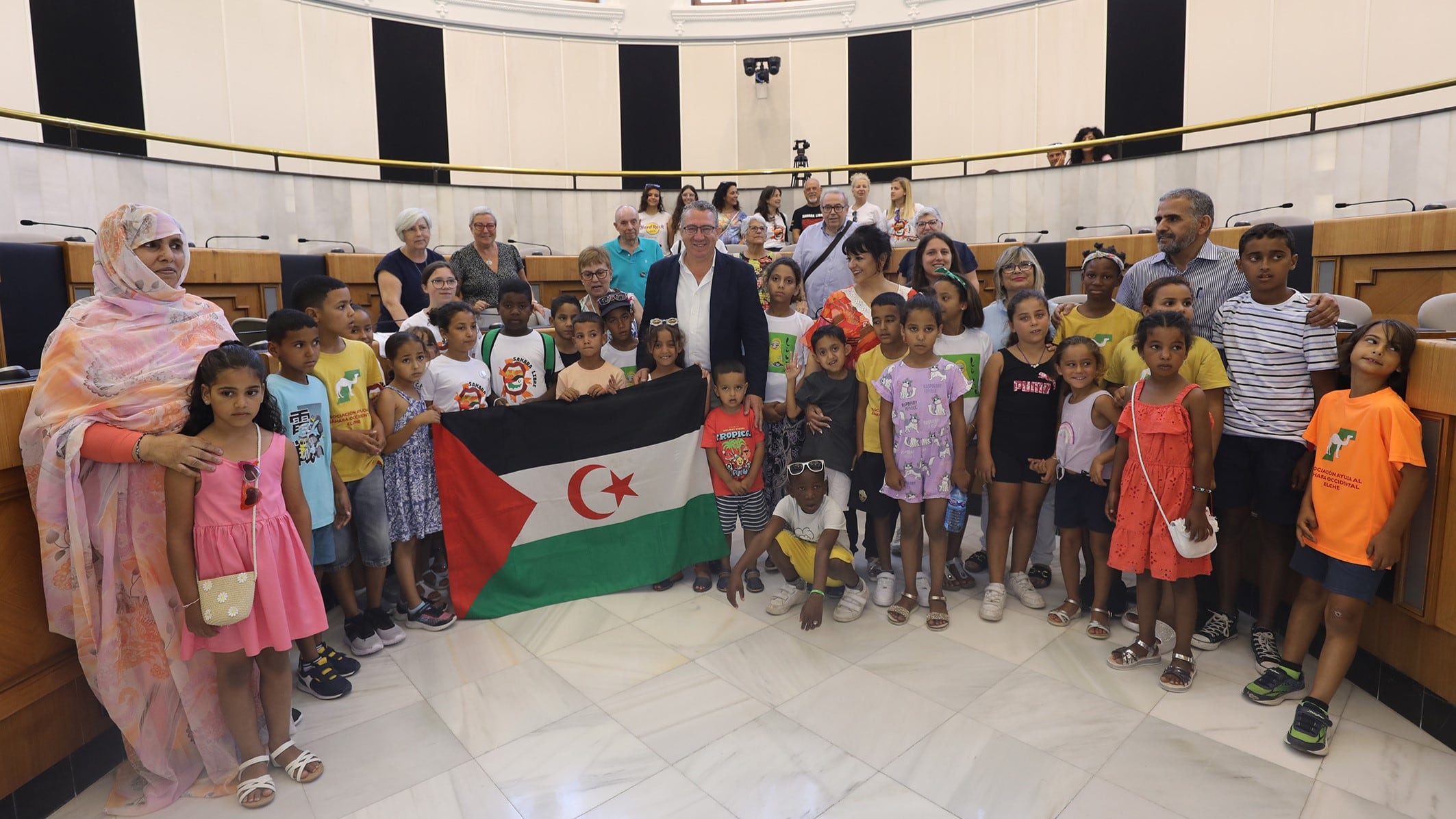 Toni Pérez, presidente de la Diputación, y Ángela Carrillo, presidenta de la Coordinadora de Asociaciones de Solidaridad del pueblo Saharaui, junto con los niños y niñas recibidos y sus familias de acogida