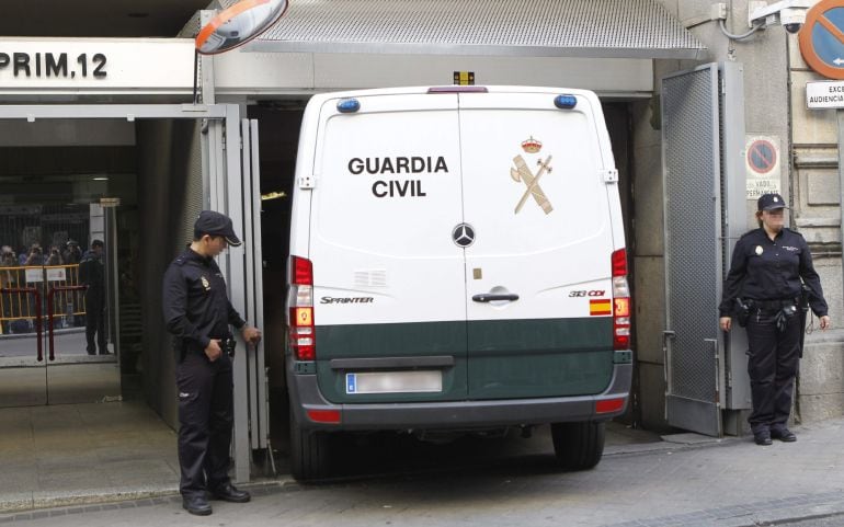 Un furgón de la Guardia Civil sale de la Audiencia Provincial con varios de los detenidos de la Operación Púnica