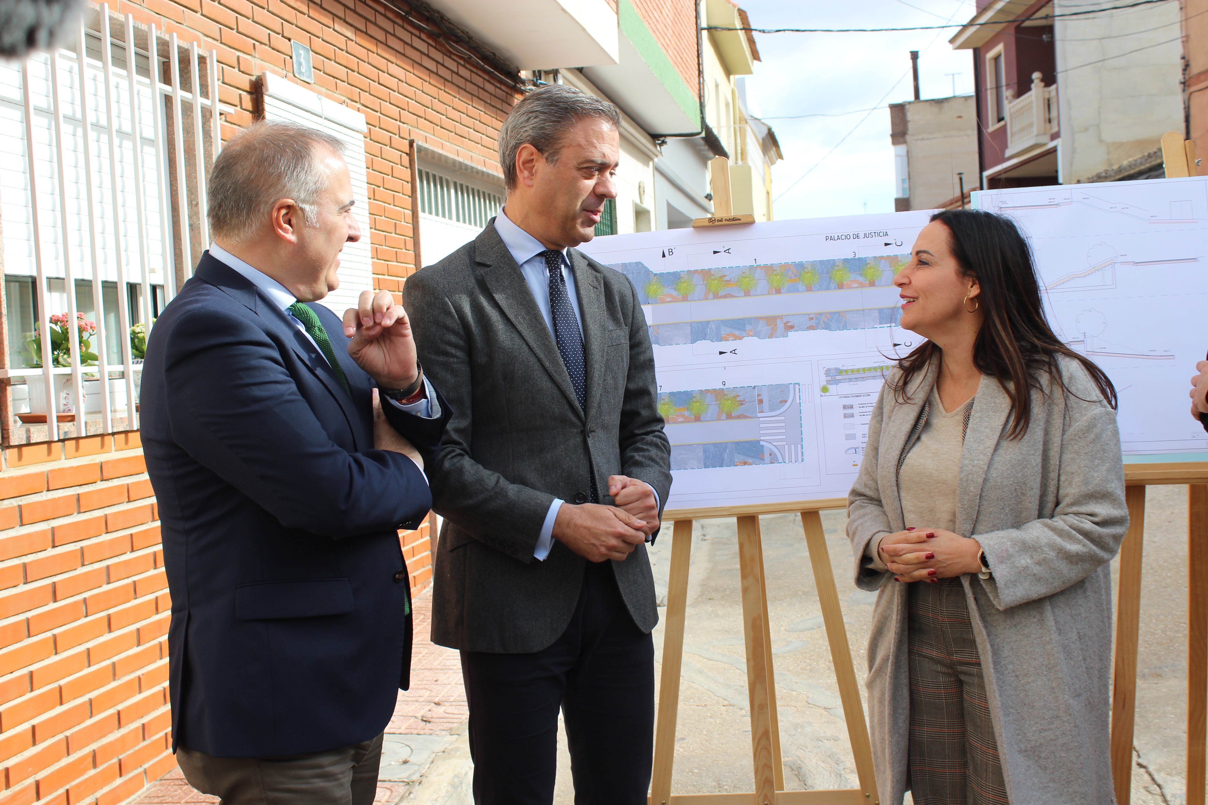 El consejero Marcos Ortuño, junto a la alcaldesa, Remedios Lajara durante la presentación del proyecto