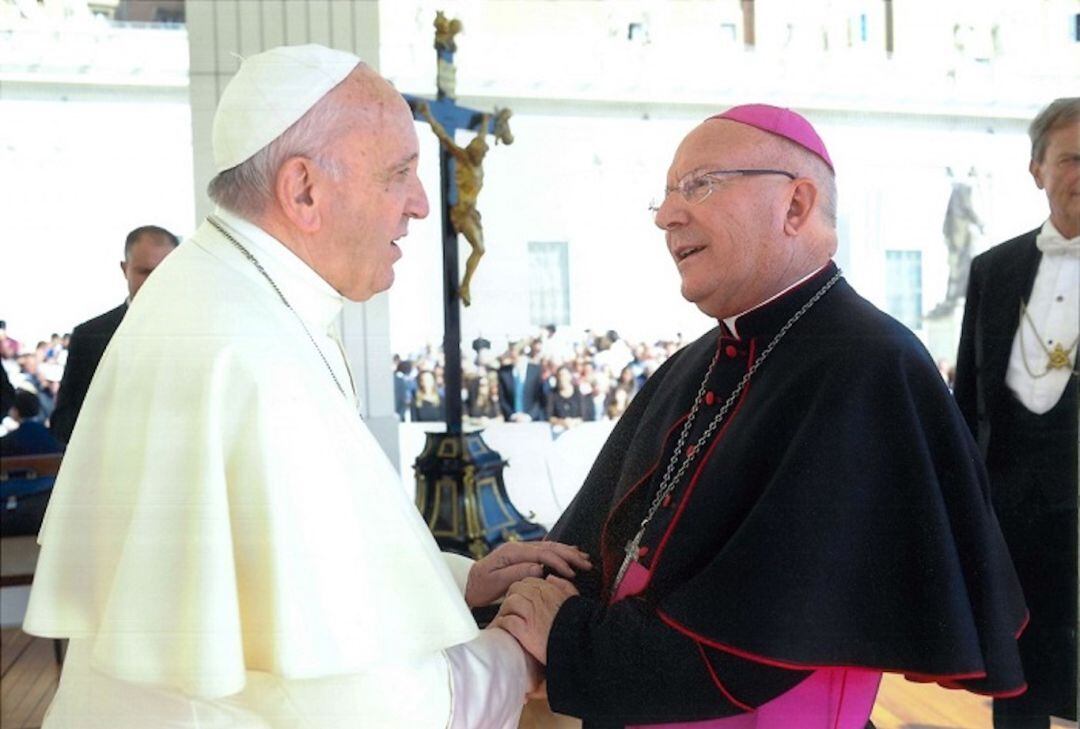 El Papa Francisco saluda al Obispo de Jaén, don Amadeo Rodríguez Magro