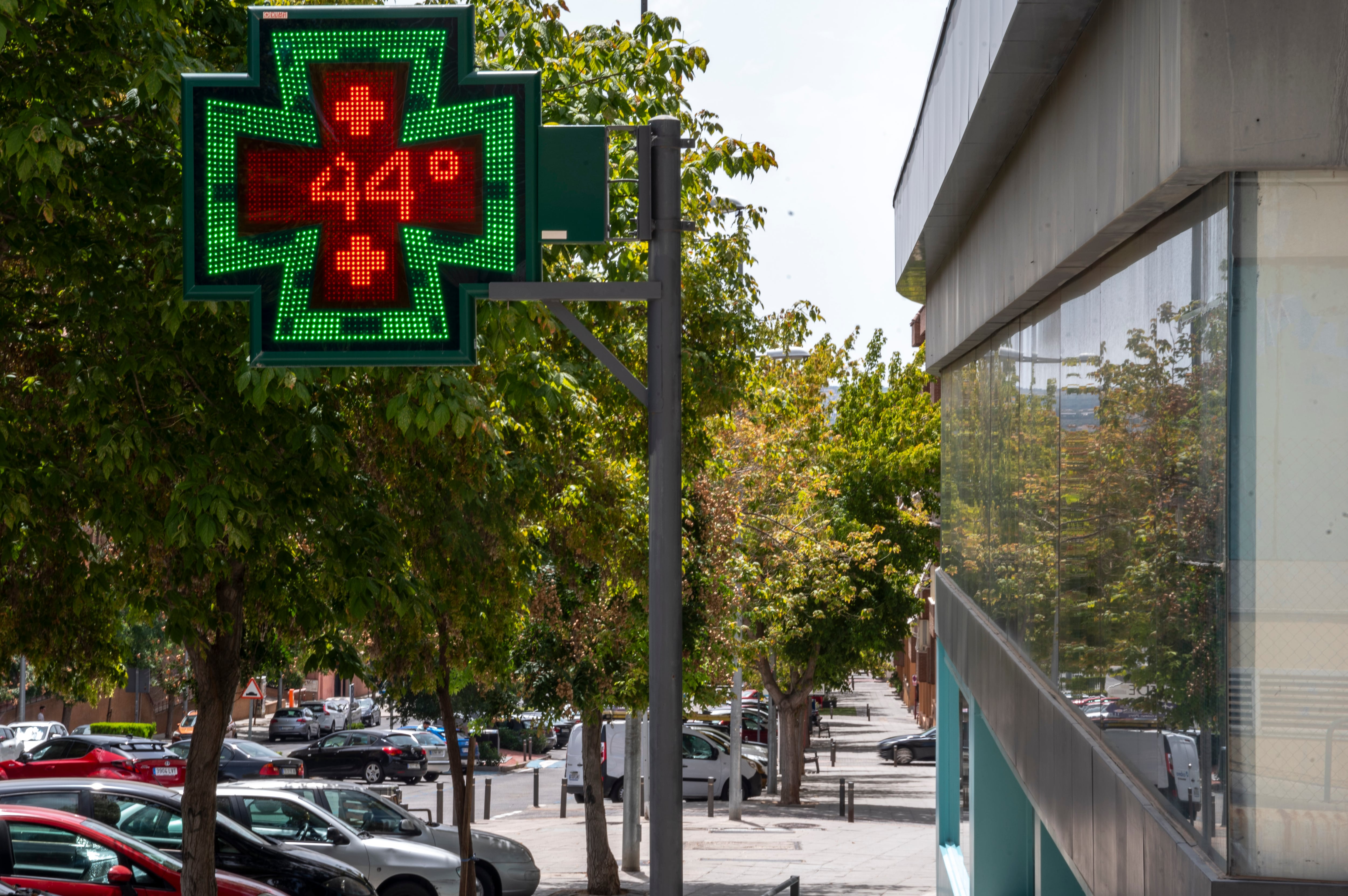 - El termómetro de una farmacia marca 44 grados. EFE/Ismael Herrero