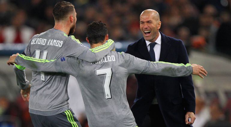 Cristiano Ronaldo celebra su gol a la Roma con Sergio Ramos y Zidane.