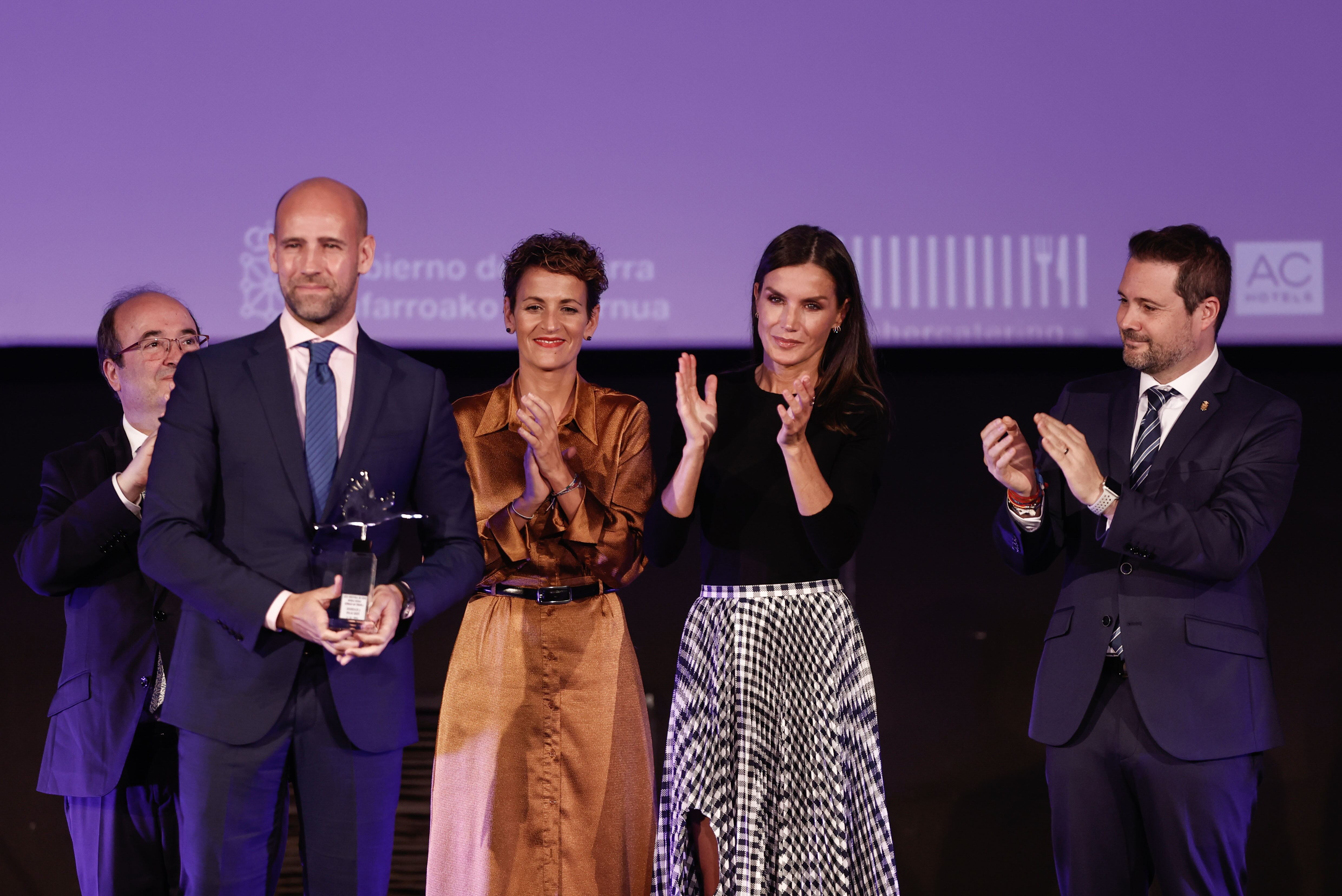 Gonzalo Miró (2i), hijo de la directora de cine Pilar Miró, agradece los aplausos tras recibir un premio otorgado a su madre de manos de la reina Letizia (2d), en presencia del ministro de Cultura, Miquel Iceta (i), la presidenta de la Comunidad Foral de Navarra, Maria Chivite (3i), y el alcalde de Tudela, Alejandro Toquero (d), durante un homenaje a Pilar Miró celebrado en el marco de la celebración del festival Ópera Prima de Tudela