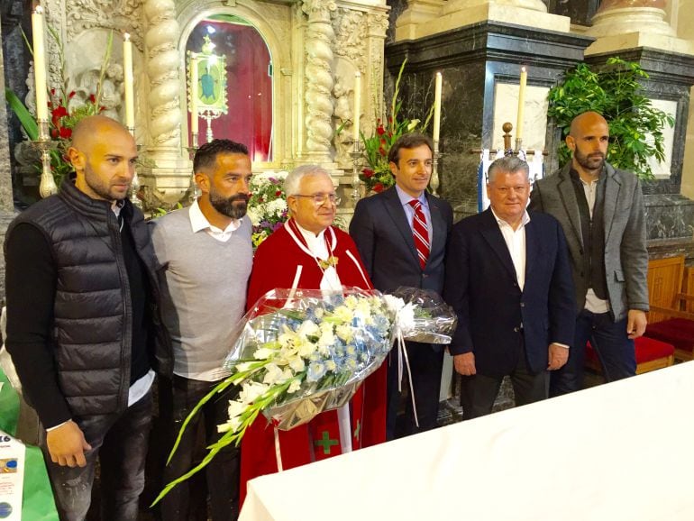 Los capitanes del Hércules junto al Presidente, Carlos Parodi, y el vicepresidente, Valentín Botella, en la ofrenda a la Santa Faz