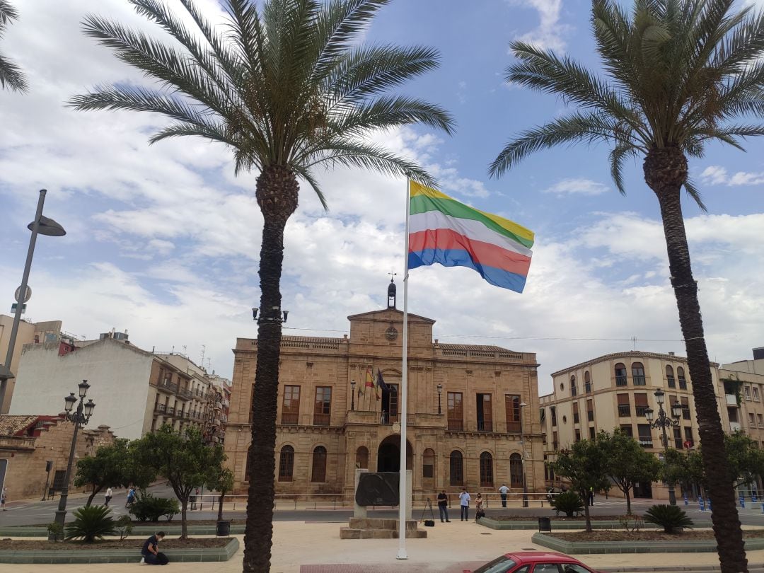 Bandera de Linares en la Plaza del Ayuntamiento.