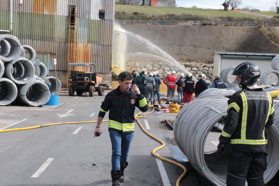 Los Bomberos de Ponferrada en un momento del operativo 